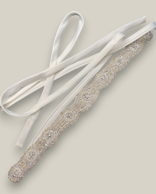 Cinto para noiva com bordado em miçangas prata, pérolas e cristais costuramos sobre a faixa de tecido em cetim.