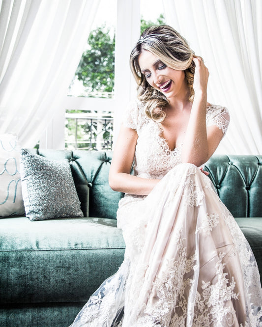 Coroa de noiva delicada com pedra central, produzida em metal nobre banhado em ródio com microzircônias, modelo Exclusif 100 da Etiquette.