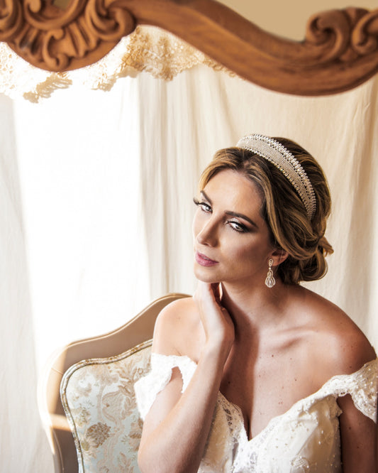 Coroa de noiva imponente e atemporal, totalmente cravejada de zircônias lado a lado, em metal nobre com banho de ródio, modelo Exclusif 60 da Etiquette.