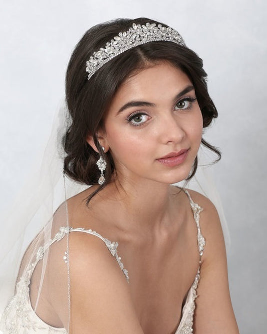 A coroa ideal para a noiva que é uma princesa moderna, adornada com strass e cristais e banhada em ródio.
