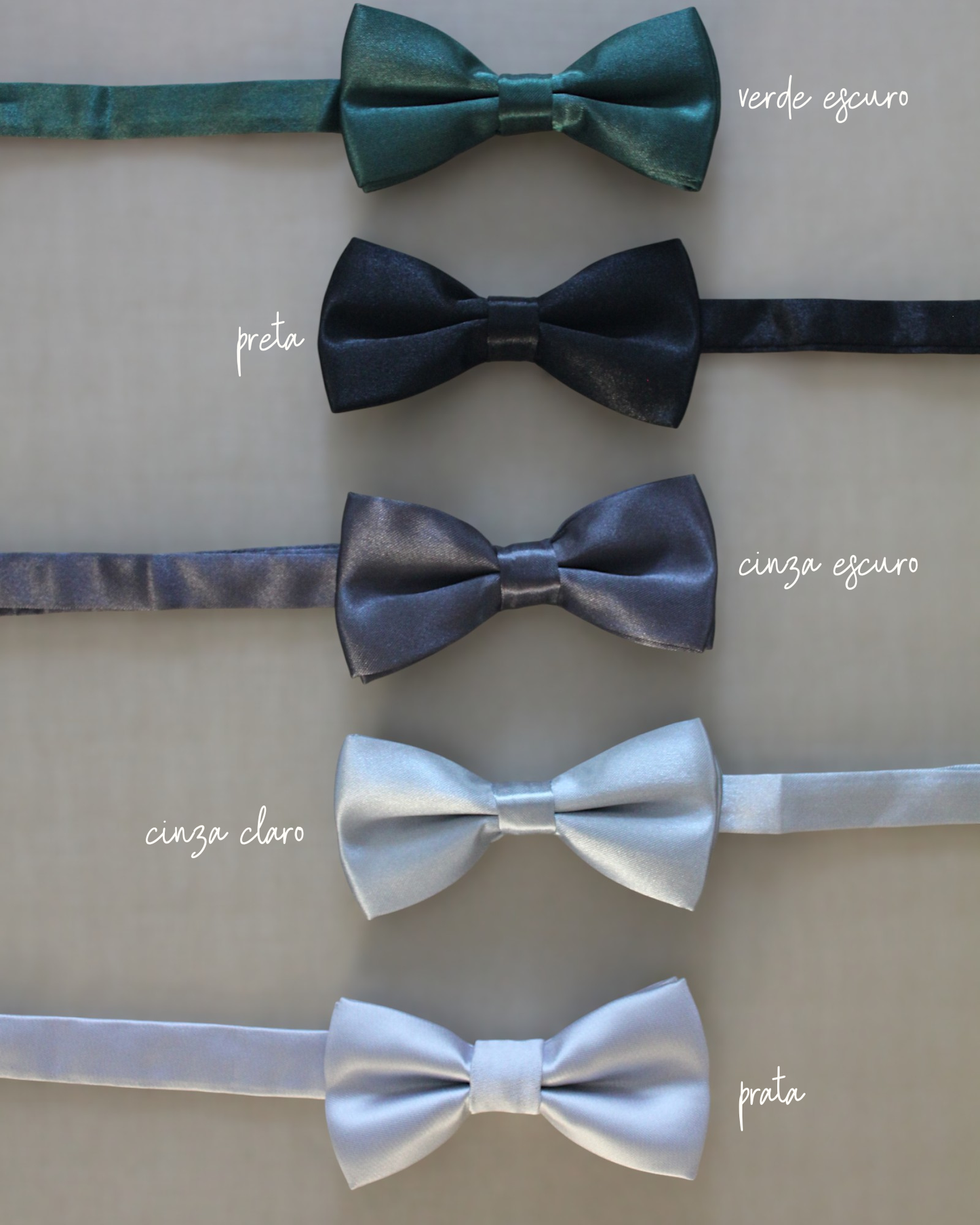 Gravatinha borboleta infantil em cetim nos tons formais — preto, prata e verde musgo — com regulagem no pescoço.