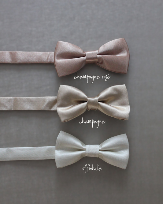 Gravatinha borboleta infantil em cetim nos tons offwhite e champagne. Modelo regulável para pajens em cerimônias clássicas.