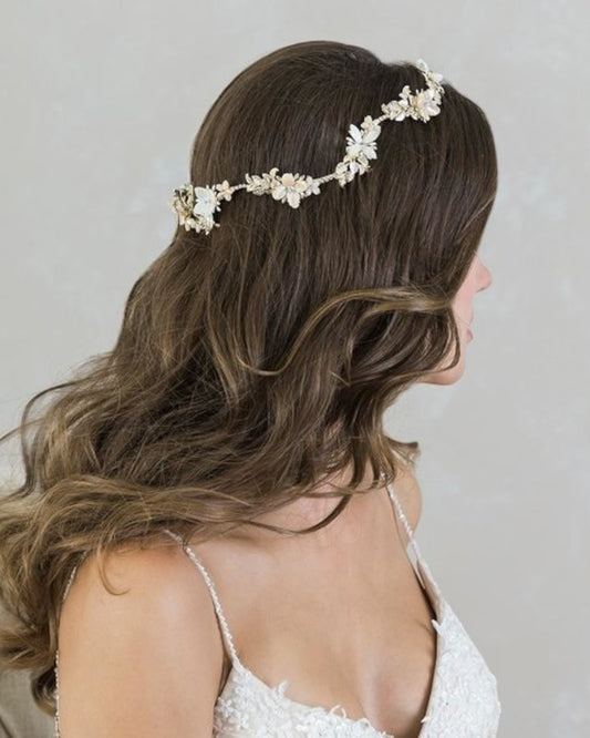 Delicada e romântica guirlanda para noivas em metal com aplicação de flores em madrepéola e cristais, ideal para o look boho chic.