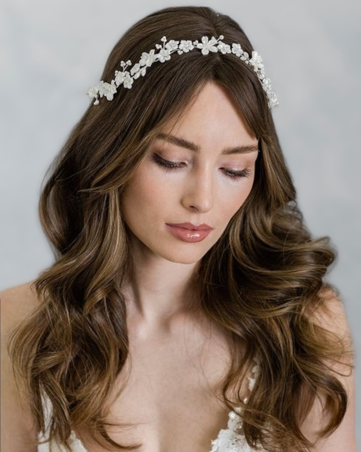 Encantadora headband com delicadas flores de porcelana com cristais e ramos de pérolas.