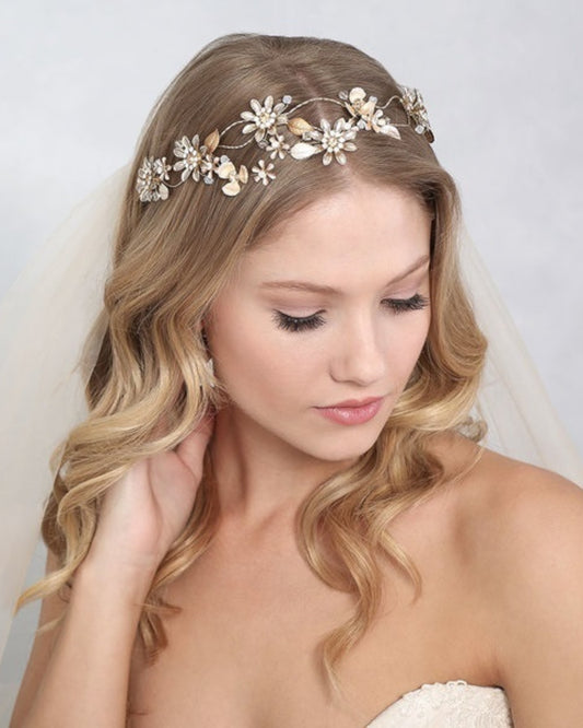 Headband para noivas com flores em metal 3D e detalhes de cristal que explodem ao longo de uma faixa de metal flexível e entrelaçado.