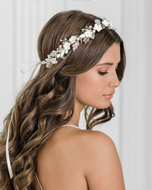 Romântica headband para noivas com flores e folhas de tecido e delicados raminhos com cristais, acompanha fita para amarrar.
