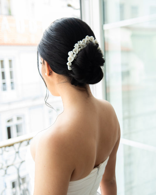Diversos tamanhos de pentes e pins para noivas com mini flores em porcelana branca.