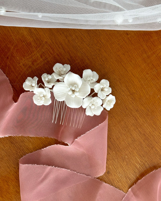 Pente para noiva com aplicação de flores de porcelana fria na cor branca com detalhes em miçangas brancas