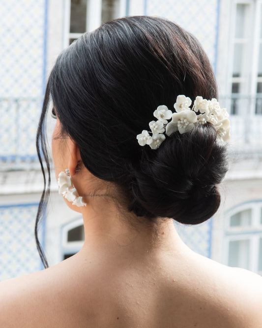 Pente para noiva com aplicação de flores de porcelana fria na cor branca com detalhes em miçangas brancas