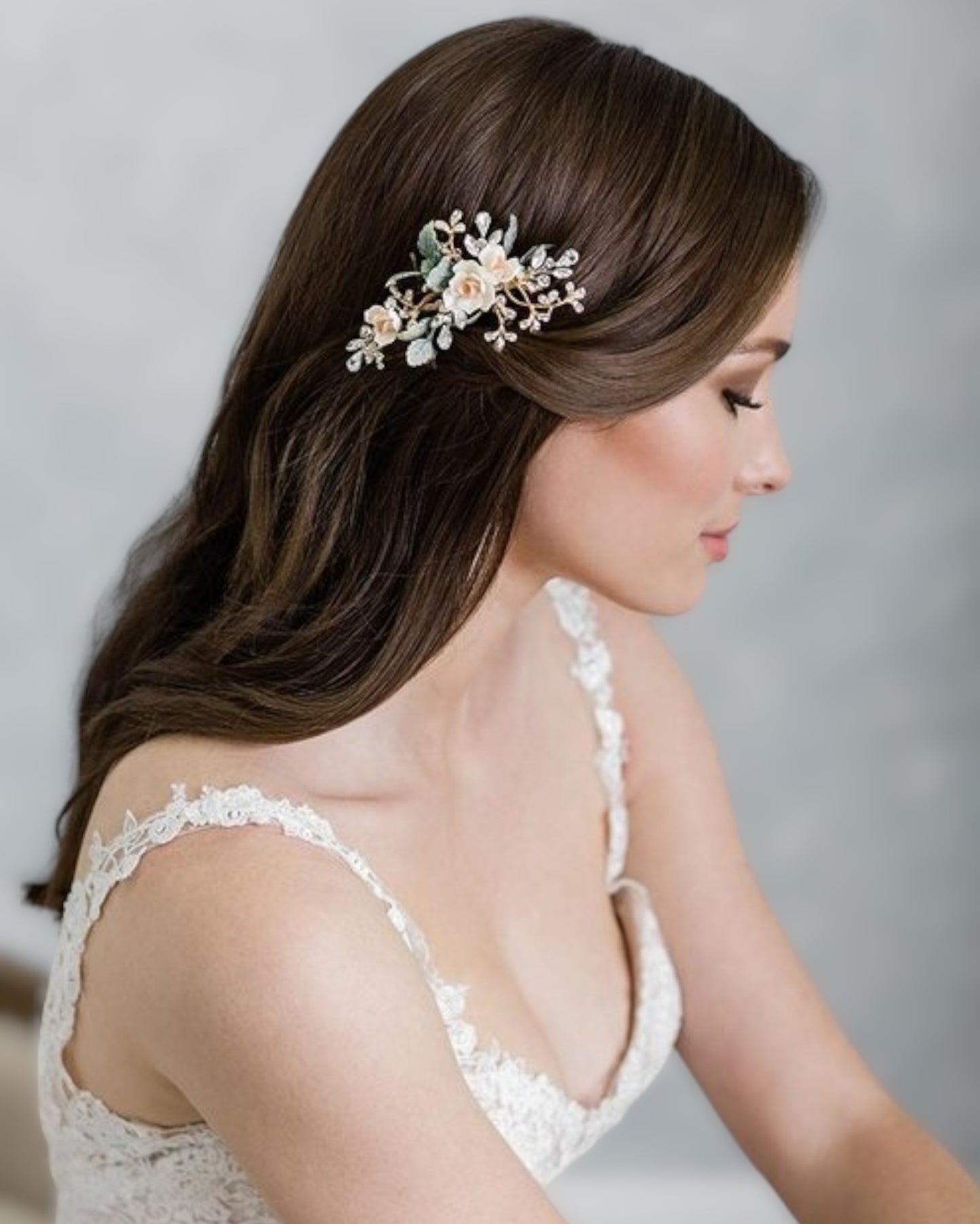 Delicado pente para noivas inspirado na natureza com botões de rosa em porcelana e folhas pintadas à mão com detalhes em cristal. Metal com banho em champagne.