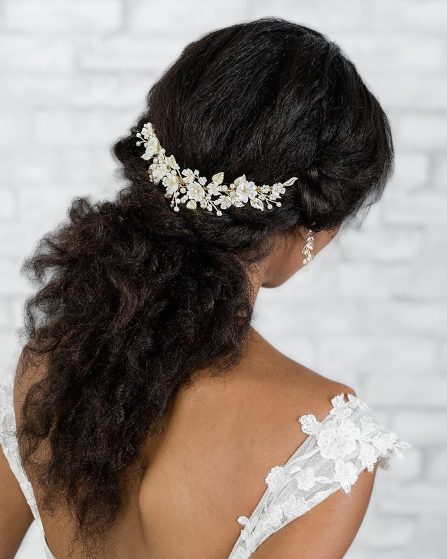 Delicado pente em metal banhado em prata com folhas metálicas e flores de porcelana, adornada com pérolas.