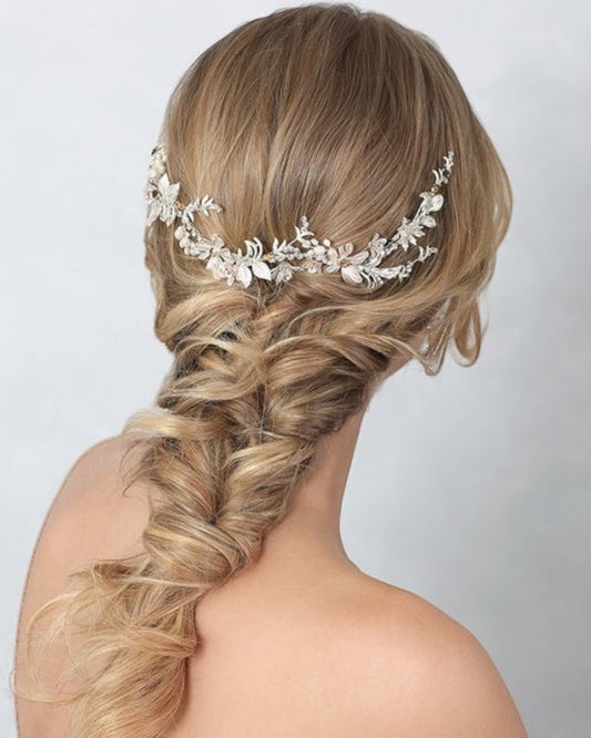 Pente para noivas em metal banhado em prata com aplicação de flores e folhas suavemente pintadas à mão em tons de rosa e verde e finalizadas com cristais.