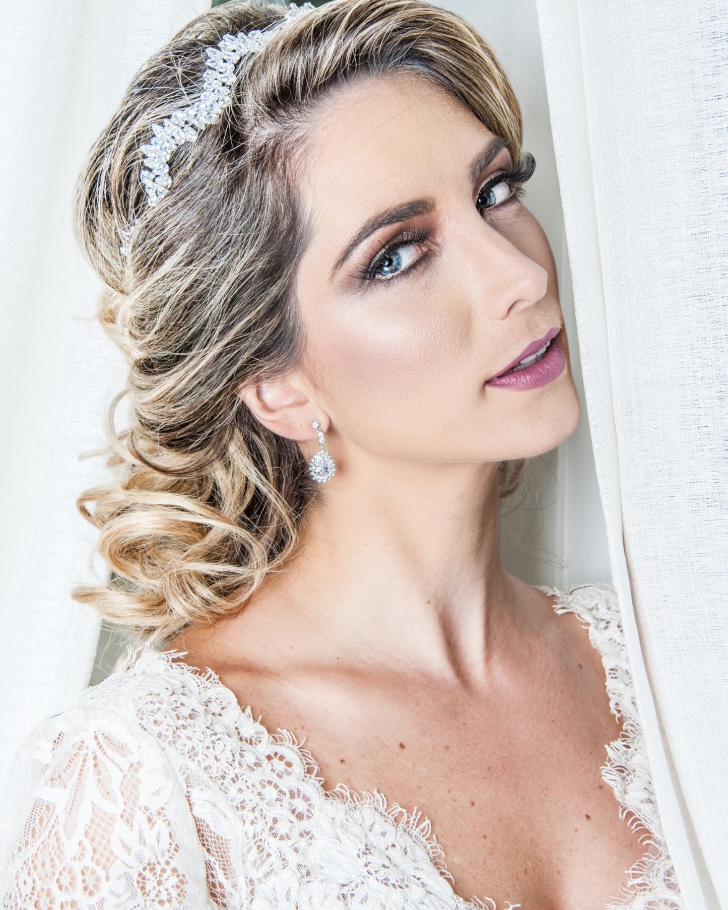 Tiara de noiva com design em zigue-zague, metal nobre banhado em ródio e zircônias, modelo Exclusif 20 da Etiquette.