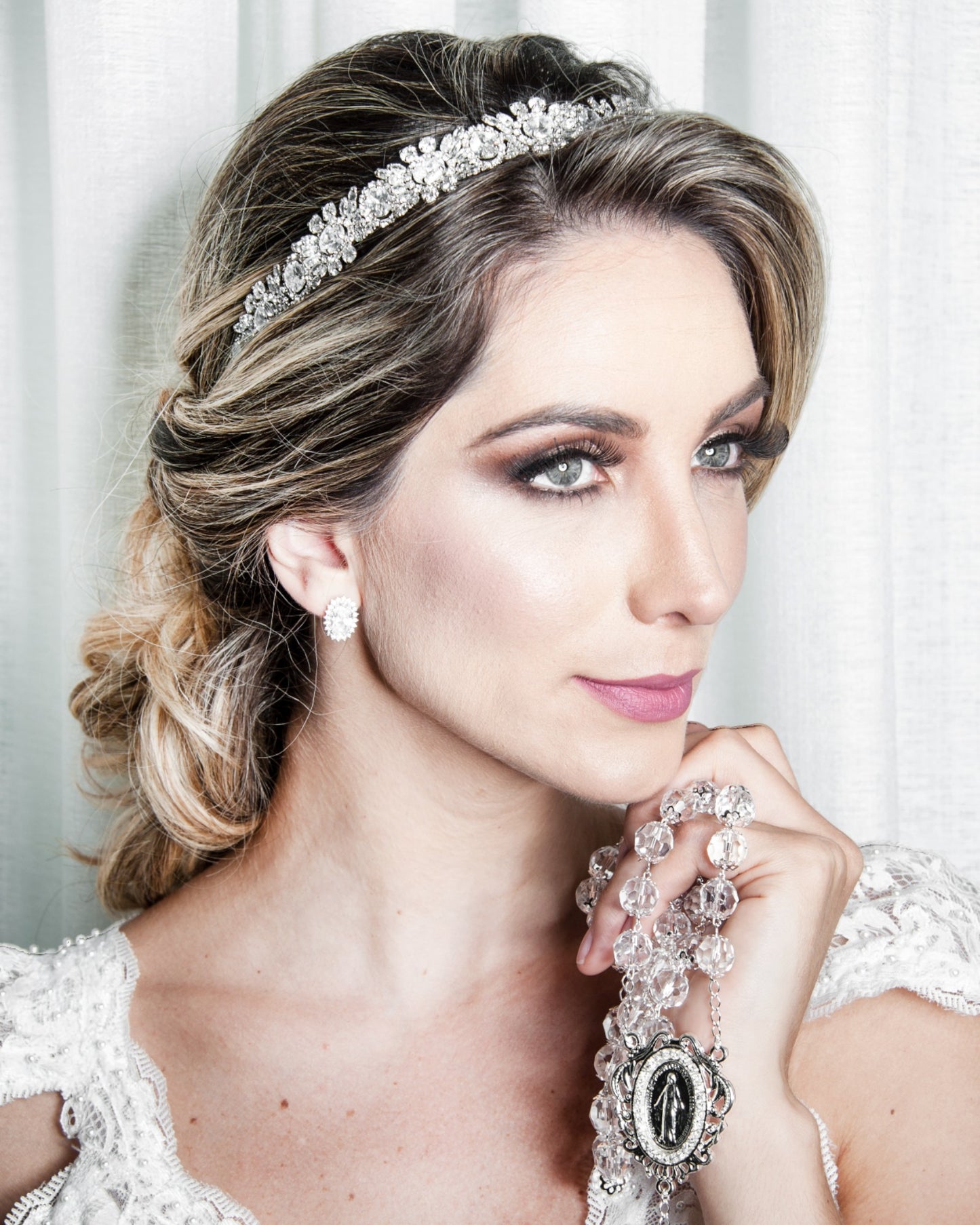 Tiara de noiva com mix de zircônias em diferentes formatos e tamanhos, em metal banhado em ródio, modelo Exclusif 30 da Etiquette.