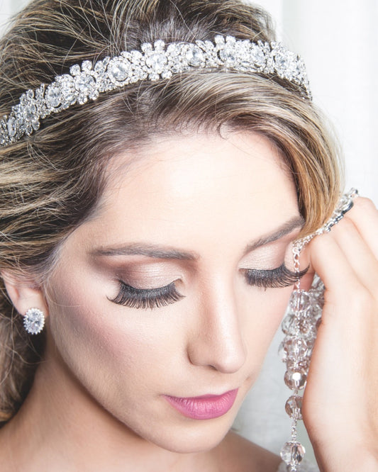 Tiara de noiva com mix de zircônias em diferentes formatos e tamanhos, em metal banhado em ródio, modelo Exclusif 30 da Etiquette.