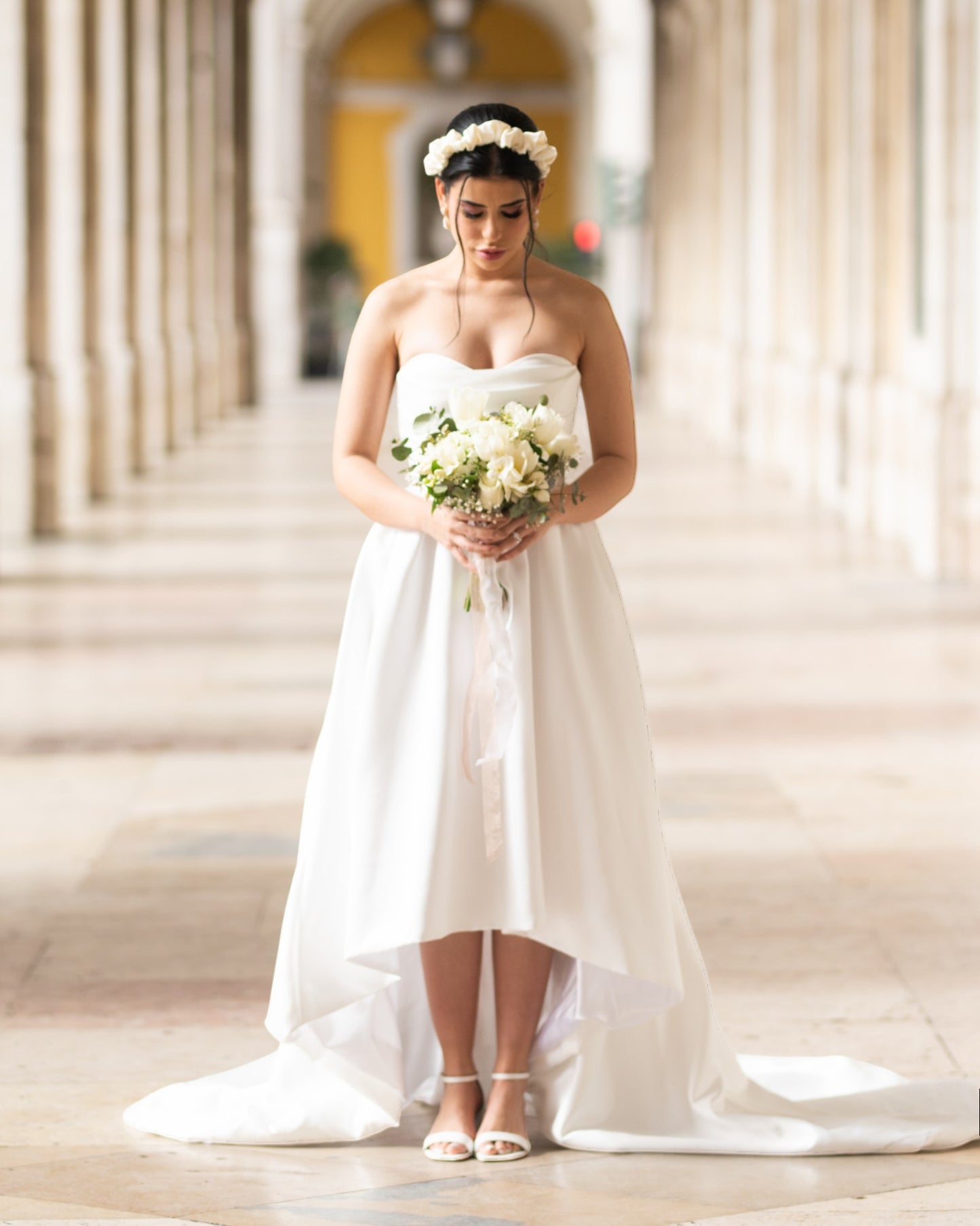 Tiara scrunchie em cetim offwhite.