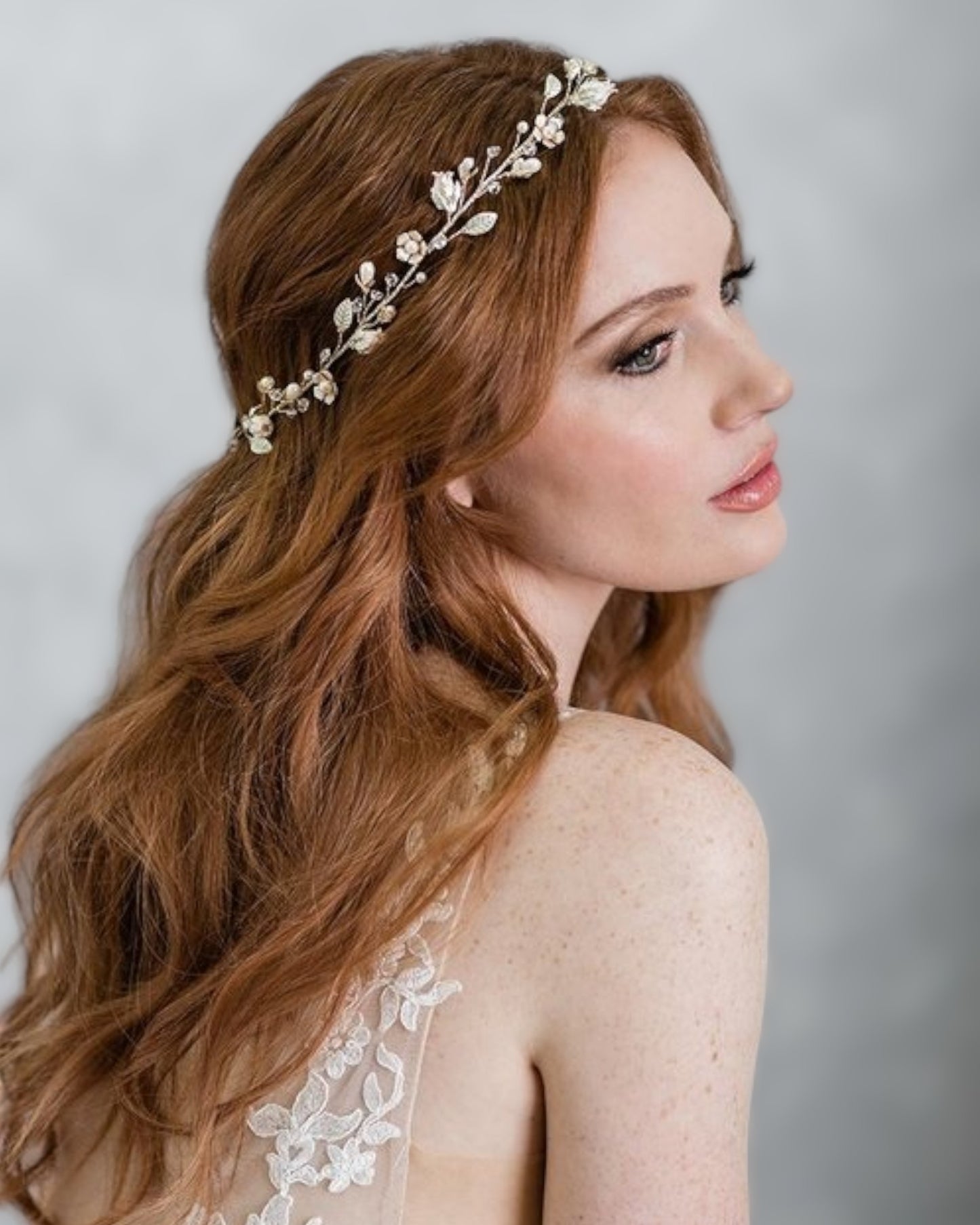 Tiara romântica com botões de rosa e folhas em metal delicadamente pintadas à mão com aplicação de pérolas e strass. Base em metal na cor champagne.