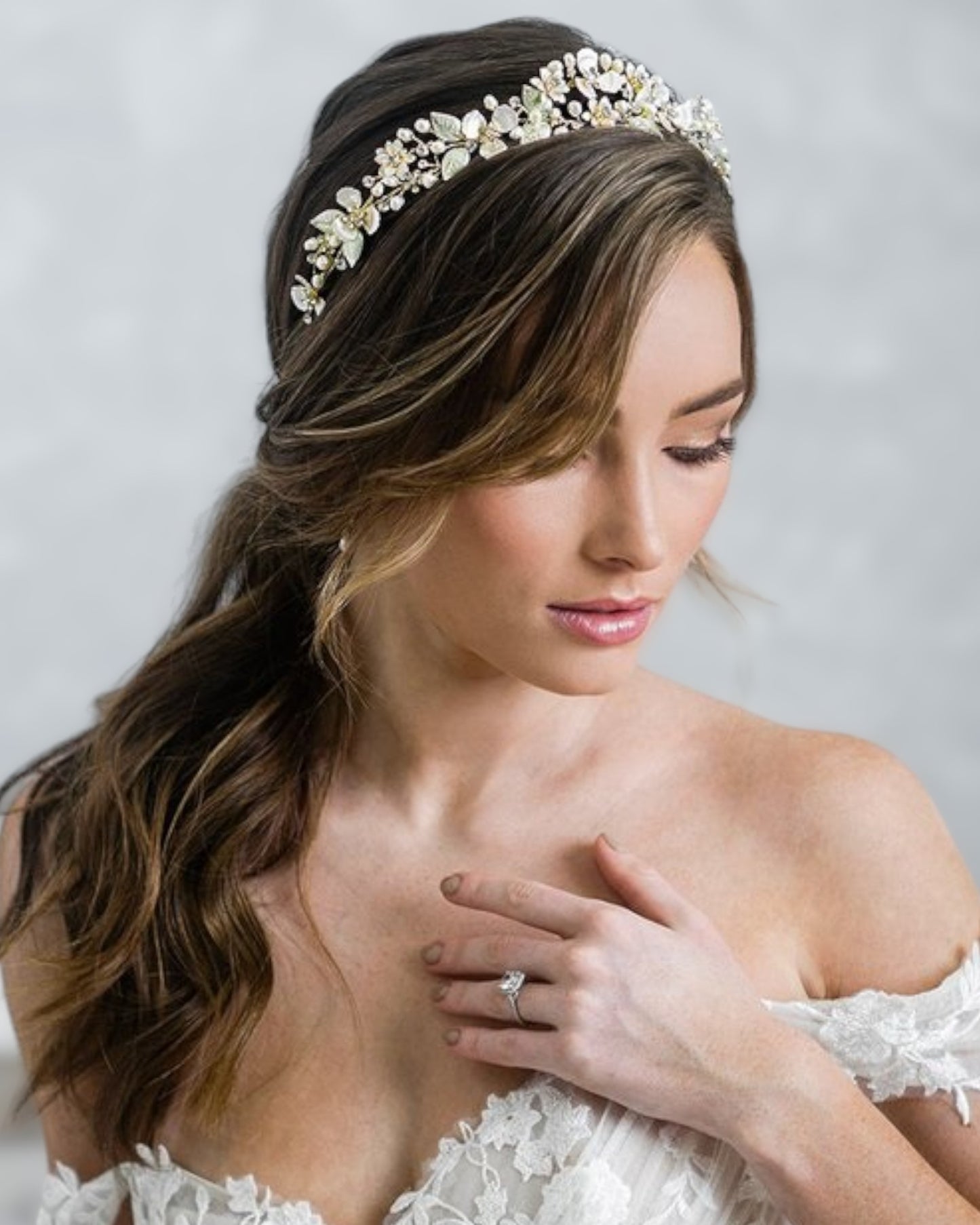 Romântica tiara para noivas com motivos florais, com flores e folhas delicadamente ornamentas e pintadas à mão acrescidas de pérolas de água doce e strass. Metal banhando em tom champagne.