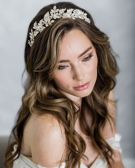 Moderna tiara para noivas com folhas em metal artisticamente desenhadas e acrescidas de cristais.