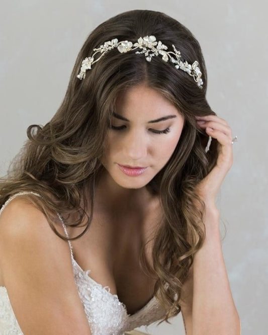 Delicada tiara flexível com flores e folhas em metal e banhadas em prata. Pode ser usada como um pente na parte de trás do penteado.