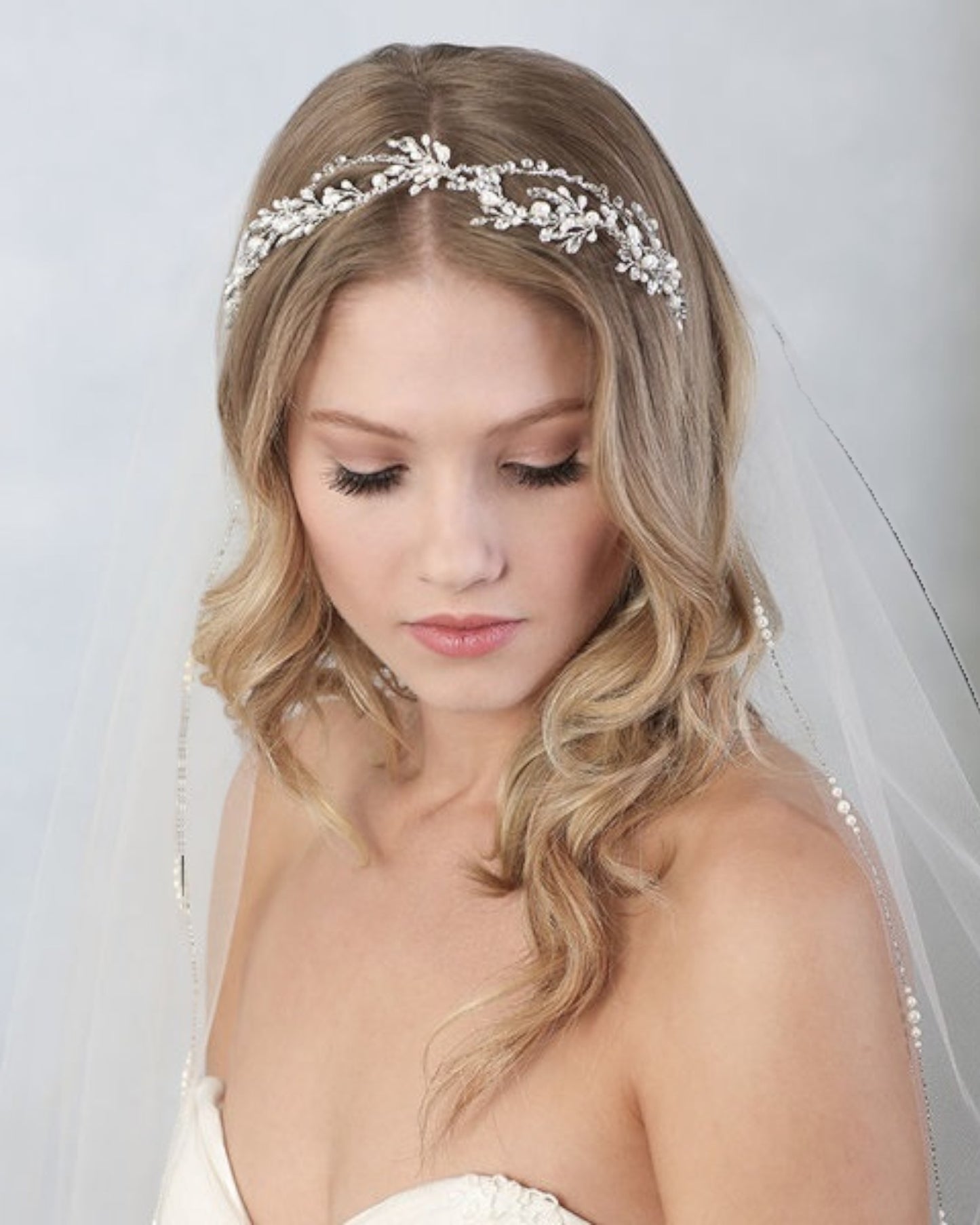 Tiara para noiva em metal flexível banhado em prata com aplicação de cristais, strass e pérolas.