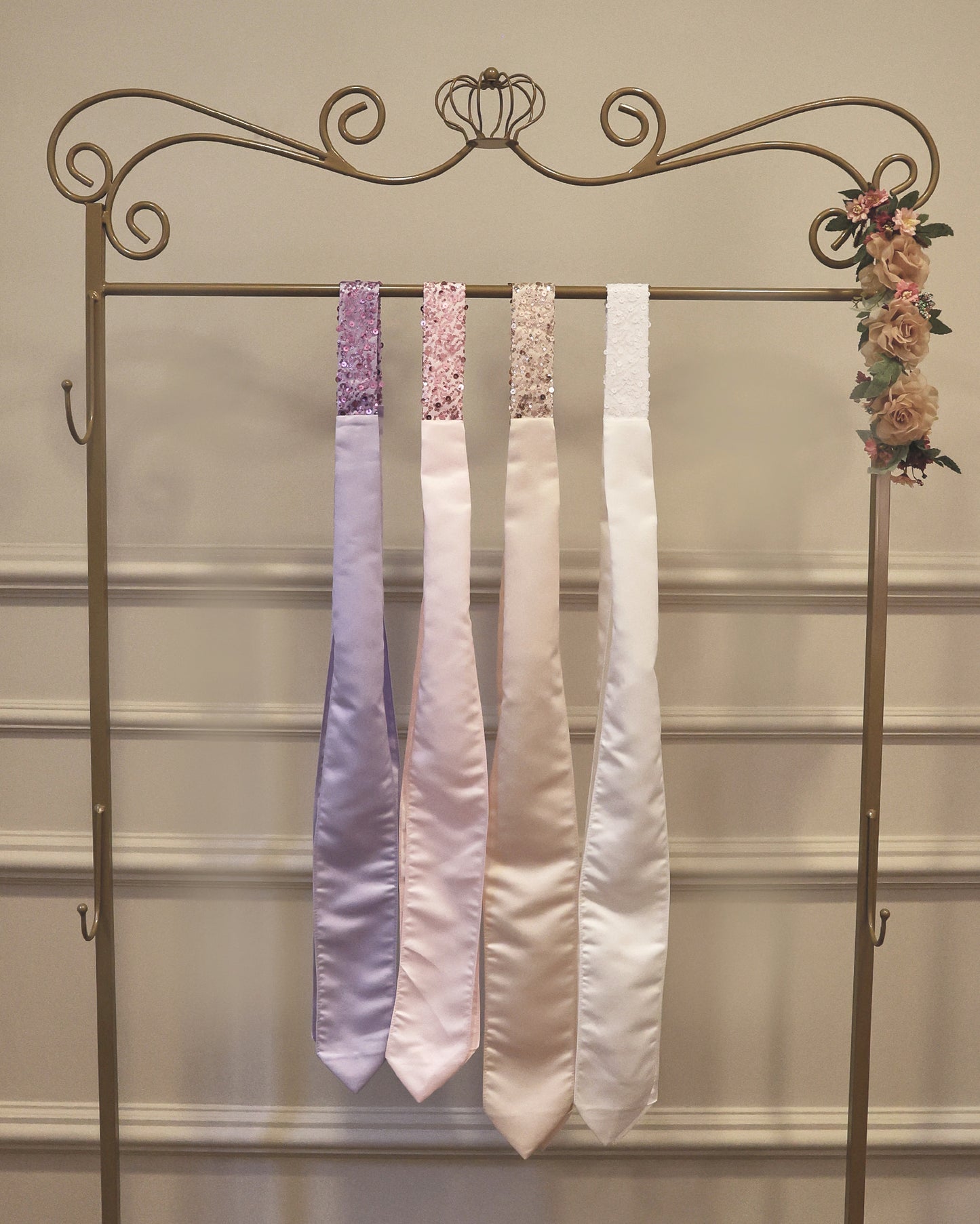 Faixa de cetim com detalhe em paetês para daminha, com laço estruturado e brilho elegante, exclusiva da Etiquette