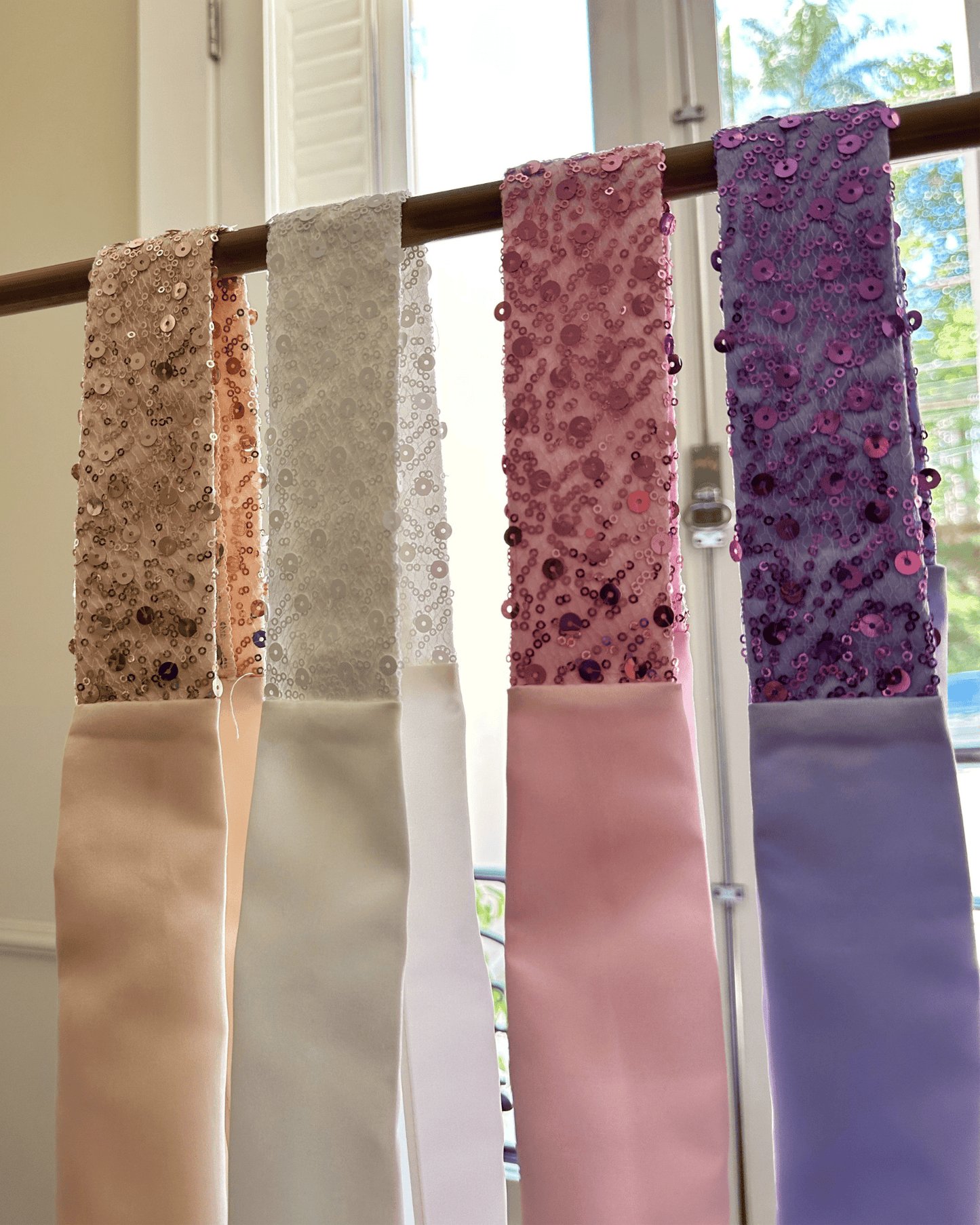 Faixa de cetim com detalhe em paetês para daminha, com laço estruturado e brilho elegante, exclusiva da Etiquette