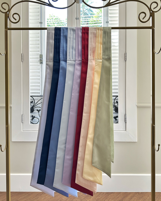 Faixa de cetim estruturado com três pregas e acabamento em bico, para laço nas costas. Modelo elegante da Etiquette para daminhas