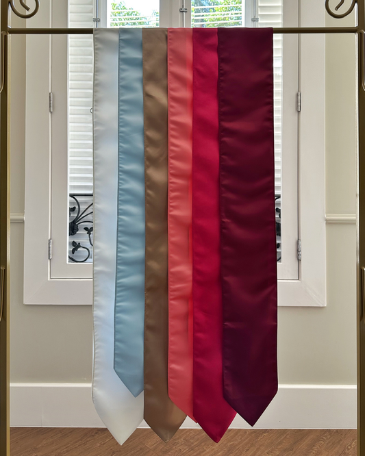 Faixa de cetim versátil para daminha, com brilho sutil e laço ajustável. Pode ser usada dobrada em duas ou três partes. Etiquette