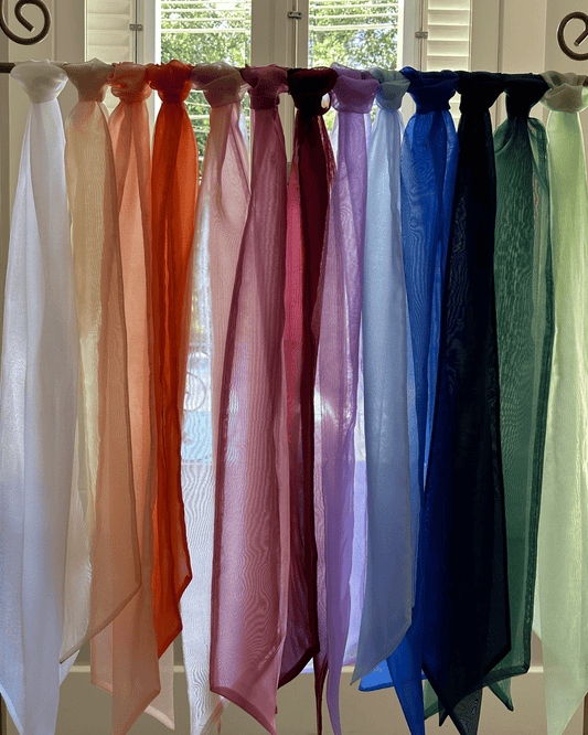 Faixa de organza para daminha com laço estruturado e brilho leve, exclusiva para aluguel com vestidos da Etiquette