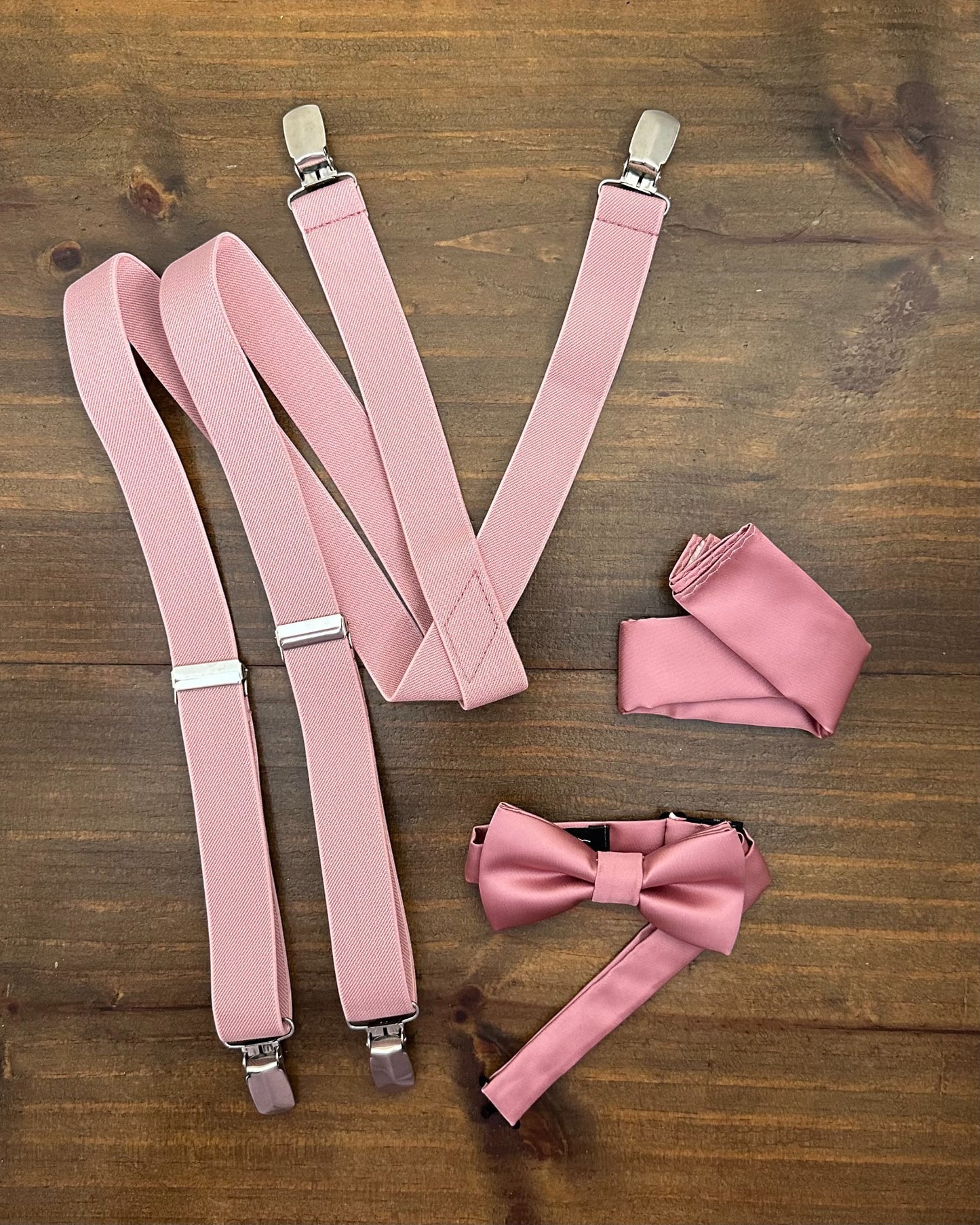 Kit suspensório, gravatinha e lenço para pajem nas cores rosa claro, cinza claro e marsala. Elegante e delicado da Etiquette.