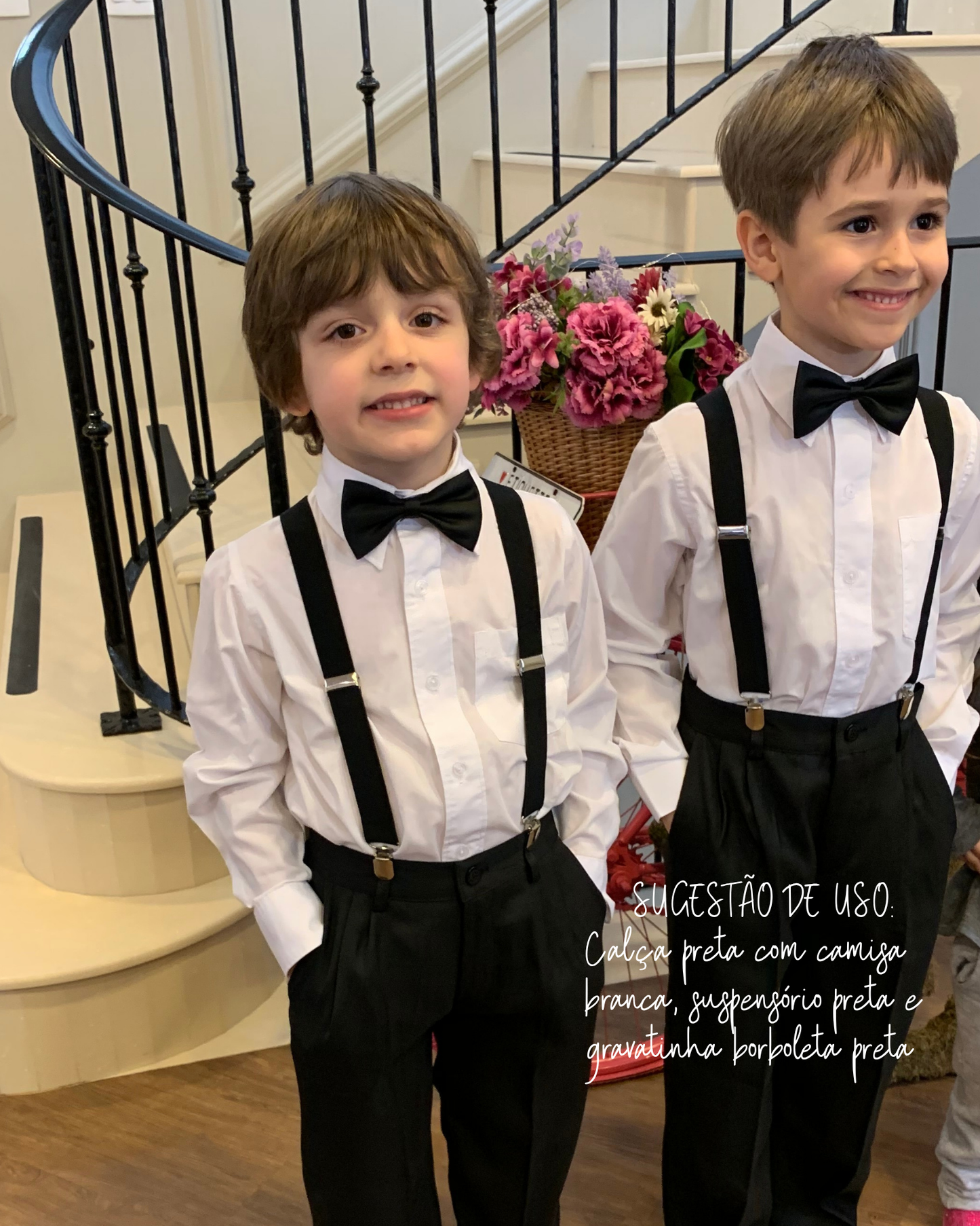 Pajens usando calça preta com camisa branca, suspensório e gravatinha borboleta da Etiquette para casamento