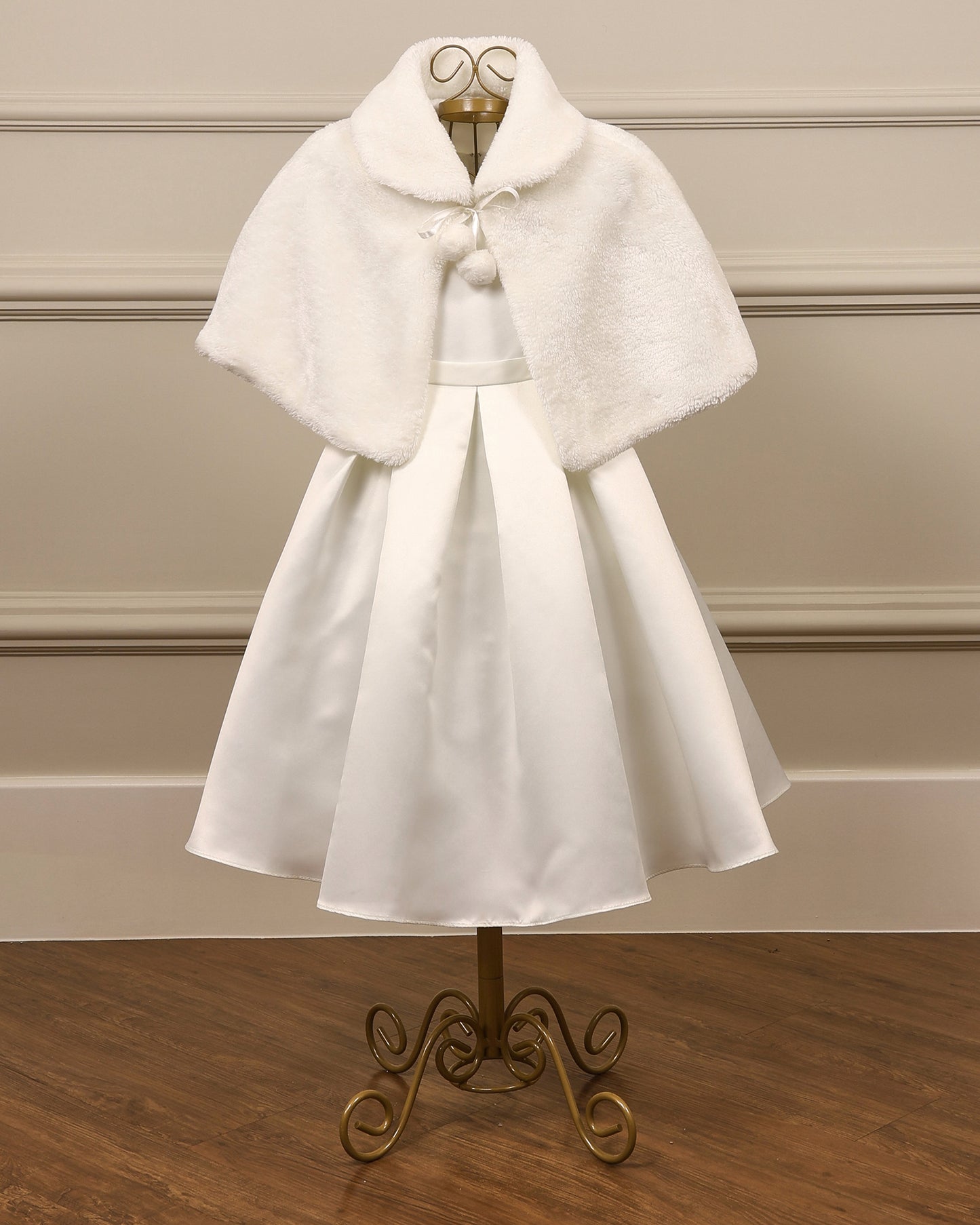 Pelerine infantil com pelinho alto e fofinho da Etiquette, com laço no pescoço e dois pompons nas pontas. Ideal para casamentos no frio.