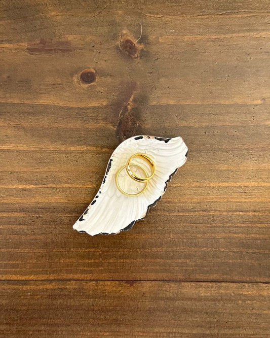 Pratinho porta alianças Asa Vintage da Etiquette, em metal com pintura branca envelhecida e formato de asa. Estilo boho chic e romântico.