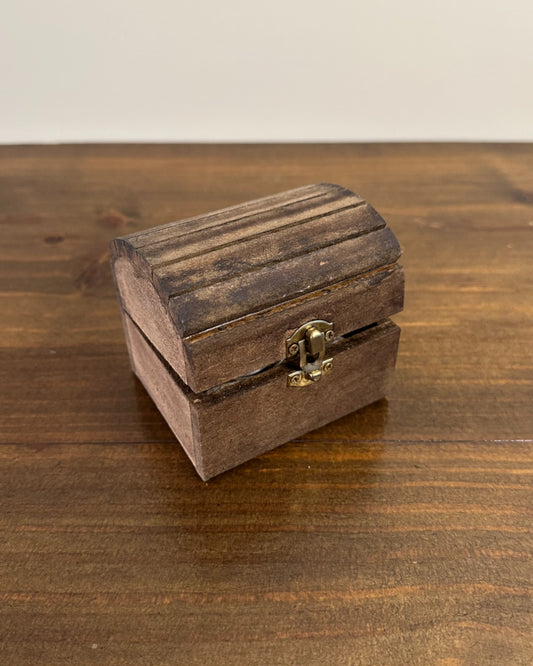 Porta alianças bauzinho vintage da Etiquette, em MDF com forro de juta e fitinha interna. Estilo boho chic para casamentos no campo.