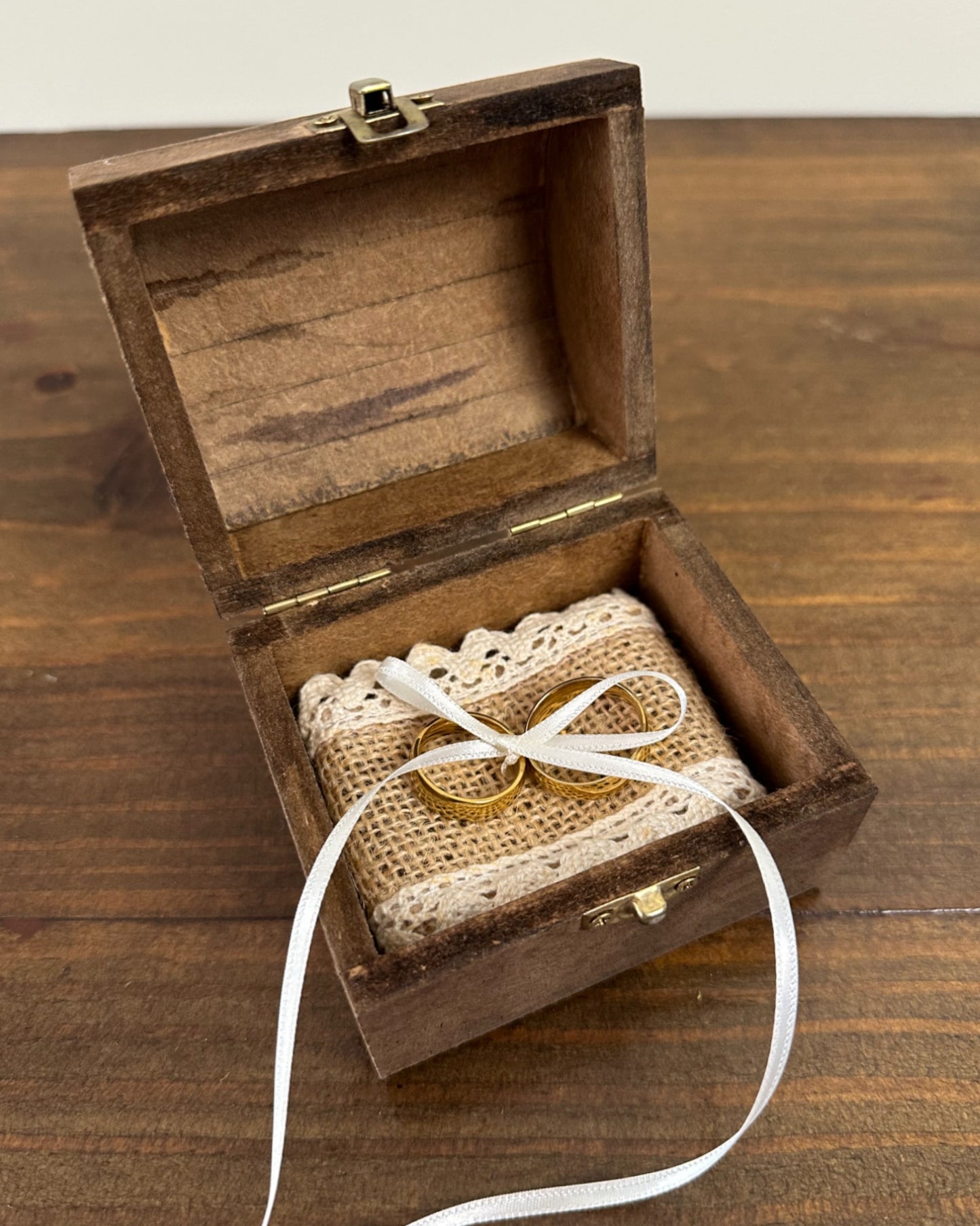 Porta alianças bauzinho vintage da Etiquette, em MDF com forro de juta e fitinha interna. Estilo boho chic para casamentos no campo.