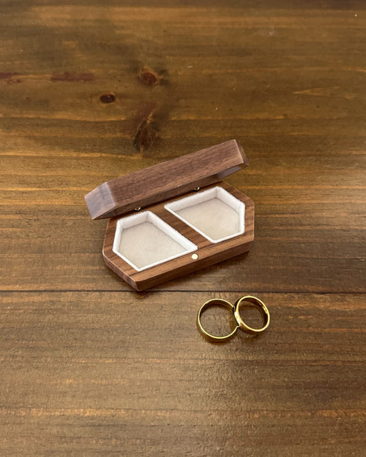 Caixinha porta alianças hexagonal da Etiquette, em madeira com tampa de vidro e forro interno. Modelo chic e moderno para cerimônias elegantes.