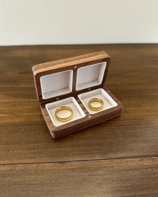 Porta alianças em caixinha de madeira com forro bege claro. Peça rústica e charmosa da Etiquette, com tons naturais variados.