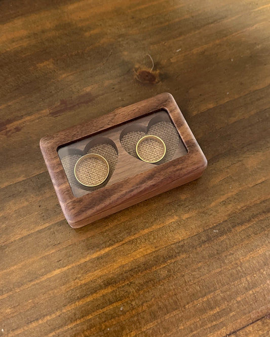 Porta alianças em madeira com tampa de vidro e corações em juta no interior. Fecho magnético. Modelo rústico e delicado da Etiquette.