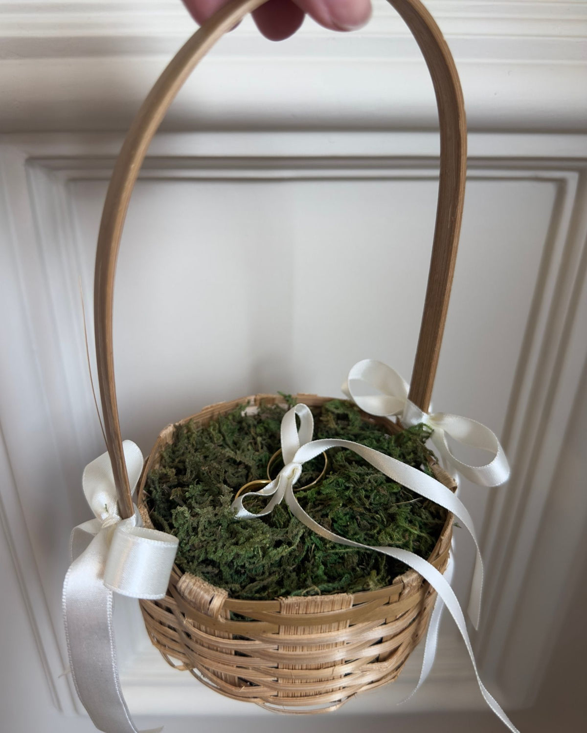 Detalhe do porta alianças cestinha de palha com fitas e musgo da Etiquette, ideal para um casamento no campo