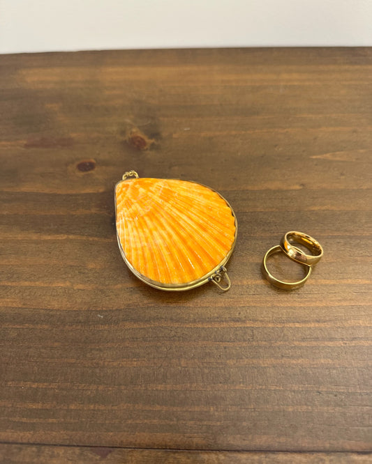 Porta alianças da Etiquette em formato de concha porta joias, ideal para casamentos na praia. Delicado, seguro e cheio de charme marinho.