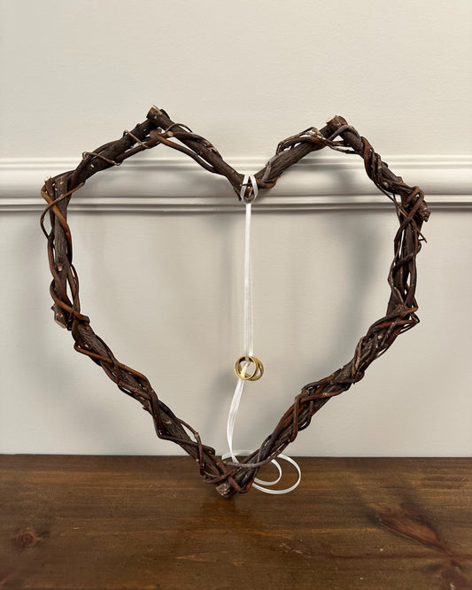 Porta alianças da Etiquette em formato de coração feito com gravetos naturais. Modelo rústico-chic ideal para cerimônias no campo.