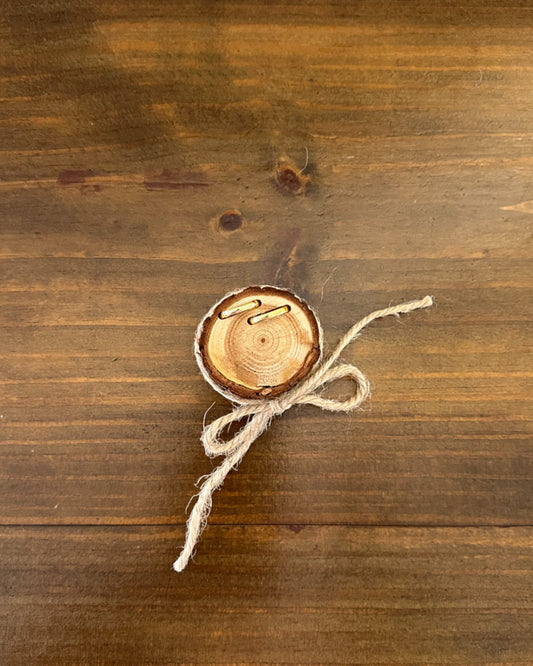 Porta alianças mini tronco de árvore da Etiquette com dois recortes para alianças finas e fitinha rústica com laço. Estilo natural e delicado.