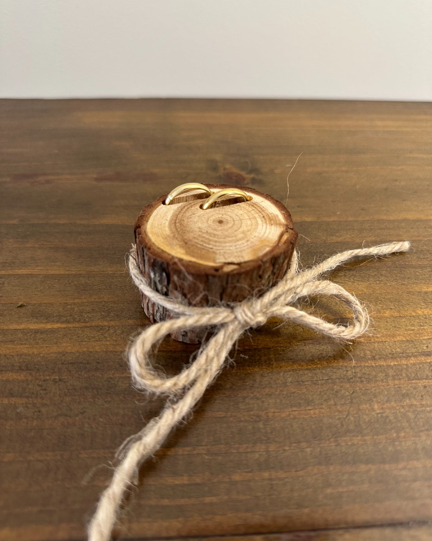 Porta alianças mini tronco de árvore da Etiquette com dois recortes para alianças finas e fitinha rústica com laço. Estilo natural e delicado.