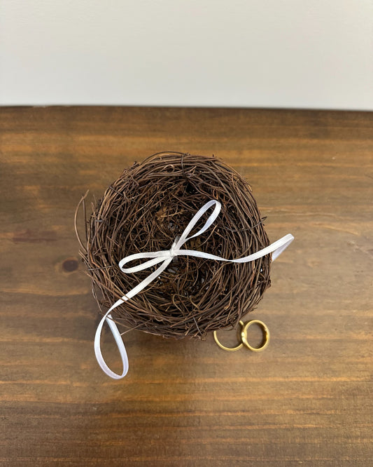 Porta alianças em formato de ninho com gravetos naturais e fitinha para prender alianças. Modelo rústico e delicado da Etiquette.