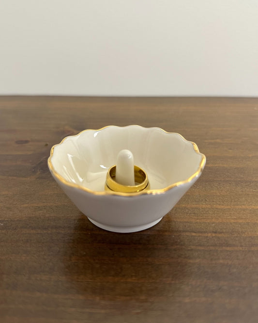 Porta alianças em porcelana vitrificada Lenox na cor creme com borda dourada. Modelo Classic da Etiquette, elegante e tradicional.