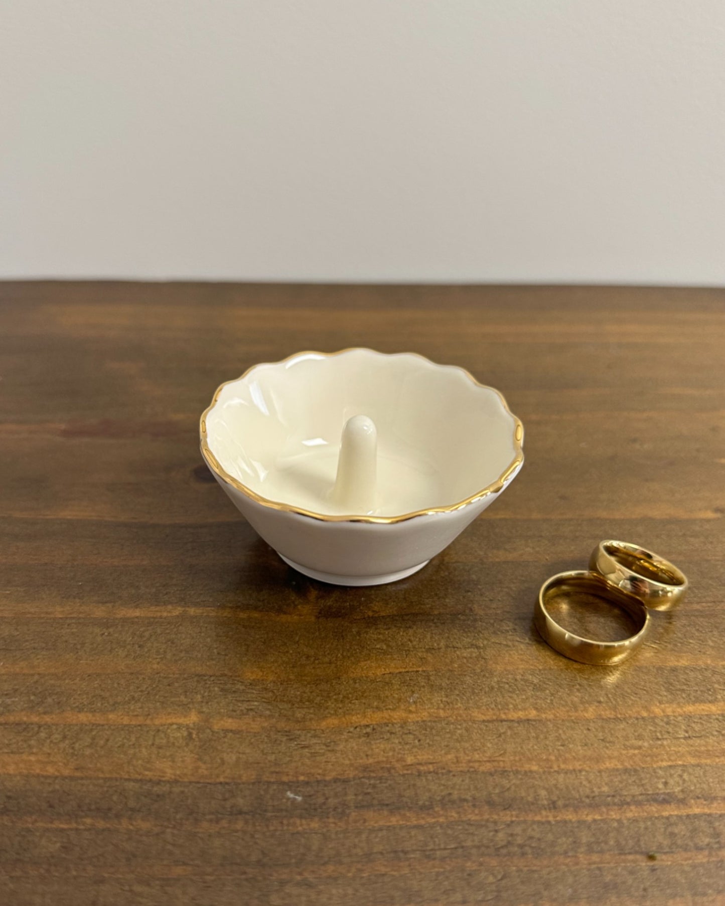 Porta alianças em porcelana vitrificada Lenox na cor creme com borda dourada. Modelo Classic da Etiquette, elegante e tradicional.