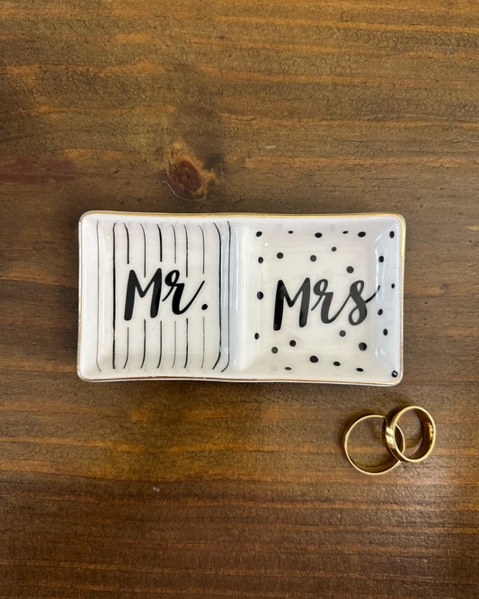 Pratinho porta-alianças da Etiquette em porcelana branca vitrificada com borda dourada e inscrição Mr & Mrs em preto. Estiloso e moderno.