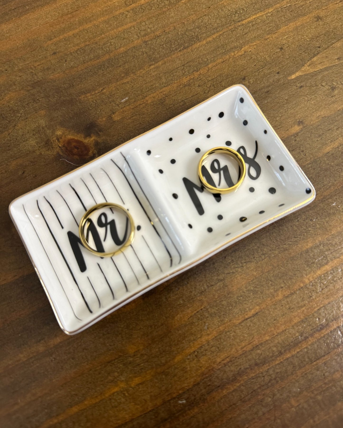Pratinho porta-alianças da Etiquette em porcelana branca vitrificada com borda dourada e inscrição Mr & Mrs em preto. Estiloso e moderno.