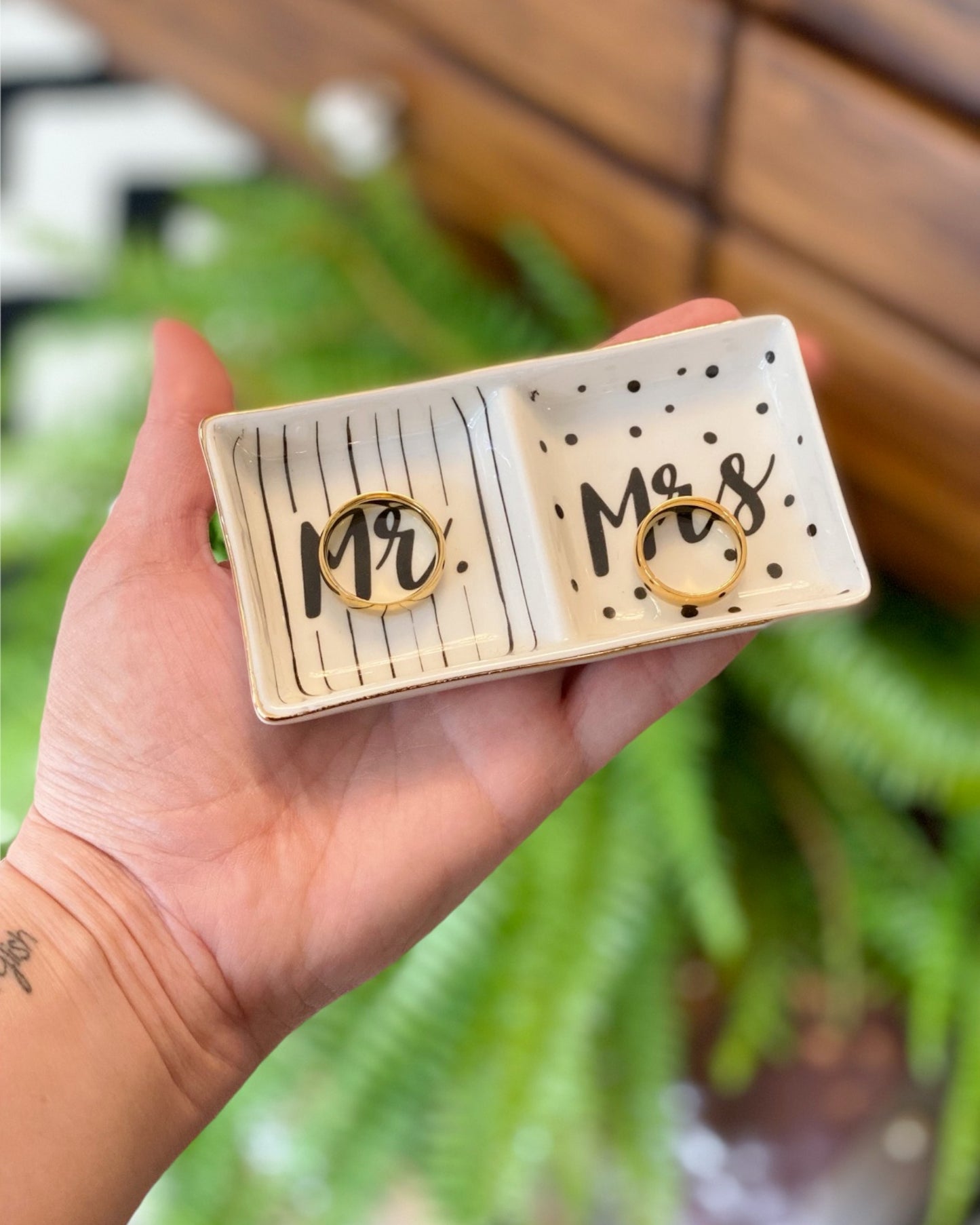 Pratinho porta-alianças da Etiquette em porcelana branca vitrificada com borda dourada e inscrição Mr & Mrs em preto. Estiloso e moderno.